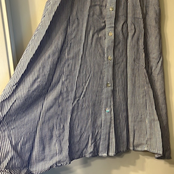 Neiman Marcus Pinstripe Sleeveless Button Down Flowy Shirtdress - Picture 3 of 10